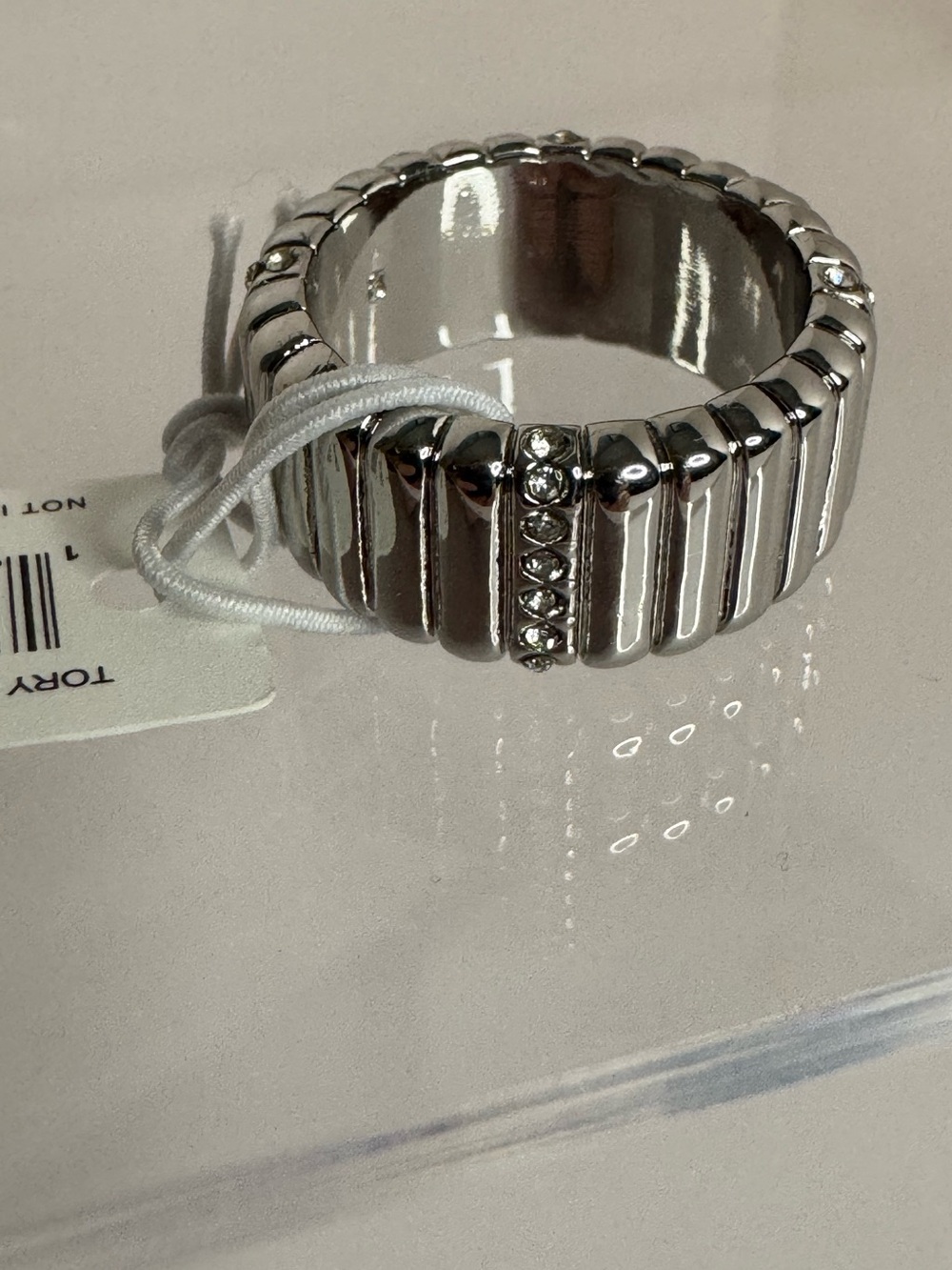 Tory Burch Britten Pave Crystal
Textured Logo Silver-Toned Band Ring Size 8 - Picture 9 of 11